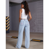 lichte blauwe wide leg jeans met high waist en strikborduursel op achterzak