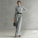 chique dames outfit met grijze coltrui en broek 