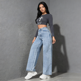 lichte blauwe wide leg jeans dames met sneakers