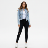 lichtblauwe denim jacket met military details en zwarte skinny jeans dames