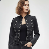zwarte denim jacket met sierknopen en military look gedragen dames