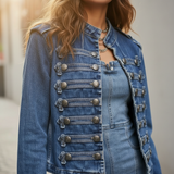 donkerblauwe military denim jacket met sierknopen over denim jurk dames