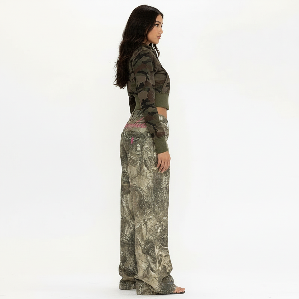 Zavelle | Camo Wide Leg Jeans met Roze Borduursel