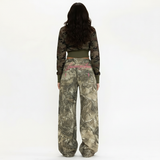 camo jeans met roze geborduurde tekst op achterkant dames