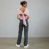 roze top met open rug en knoopdetail dames achteraanzicht