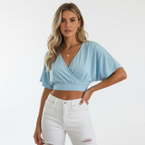 lichtblauwe cropped top op witte jeans dames