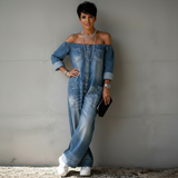 Lichtblauwe denim jumpsuit voor dames met off-shoulder halslijn en wijde pijpen
