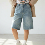 lichtblauwe jeans bermuda short dames met beige blazer streetstyle outfit