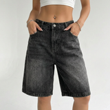 close up zwarte denim short dames met high waist en knoopsluiting