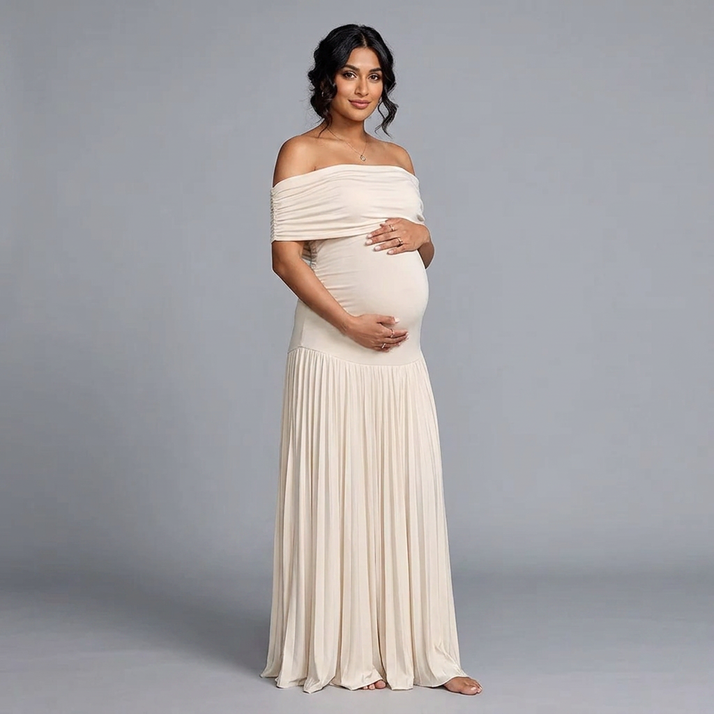 Crèmekleurige off-shoulder zwangerschapsjurk met lange geplooide rok