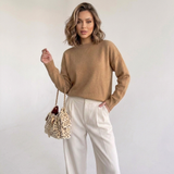 beige faux fur schoudertas met stippen gedragen bij witte pantalon dames