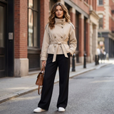 beige korte trenchcoat dames met hoge kraag tailleband en zwarte pantalon