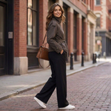 bruine korte trenchcoat dames achterzijde met tailleband en stormflap