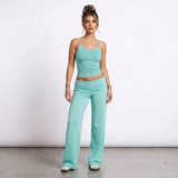 mintgroene matching set dames met gestreepte spaghettitop en fold-over broek