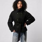 zwarte korte trenchcoat dames met taille ceintuur en dubbele knoopsluiting