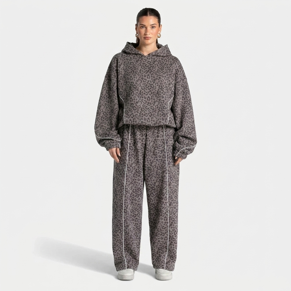 grijze luipaard loungeset dames met witte bies en capuchon