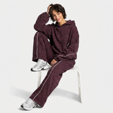 bordeaux luipaard loungeset dames zittend met wijde broek