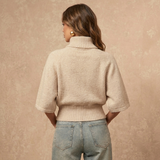 achterkant beige gebreide coltrui dames met wijde mouwen