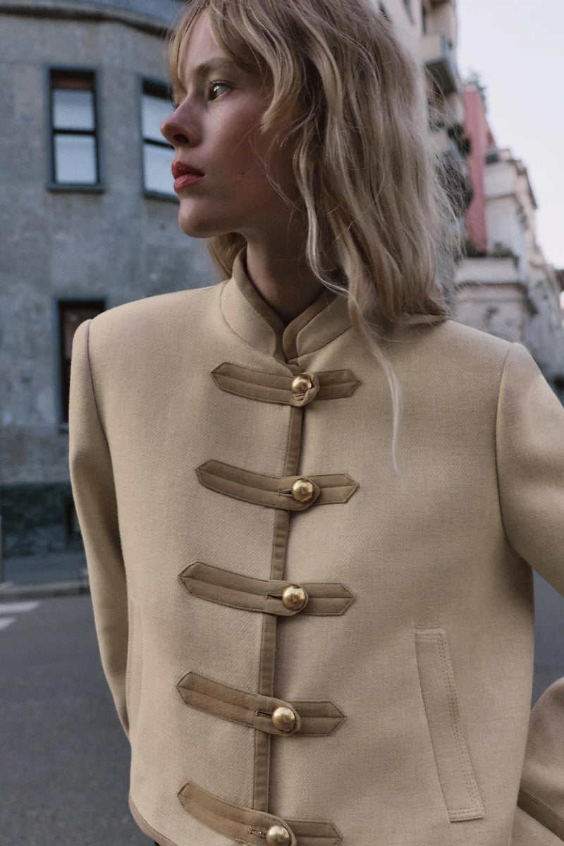 beige getailleerde jacket dames met luxe knopen