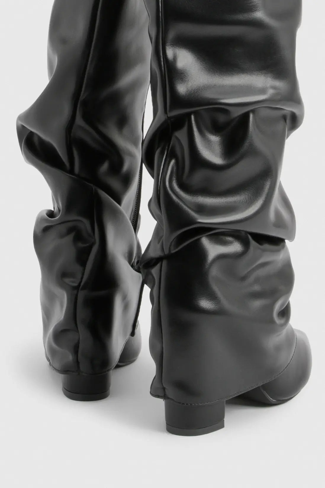 Marzella Slouch Boots detail – close-up plooidesign en hakafwerking, slouch boots trend