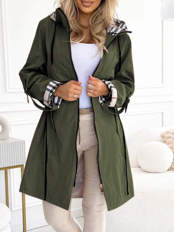 Legergroene trenchcoat met capuchon en ruitdetail, open gedragen