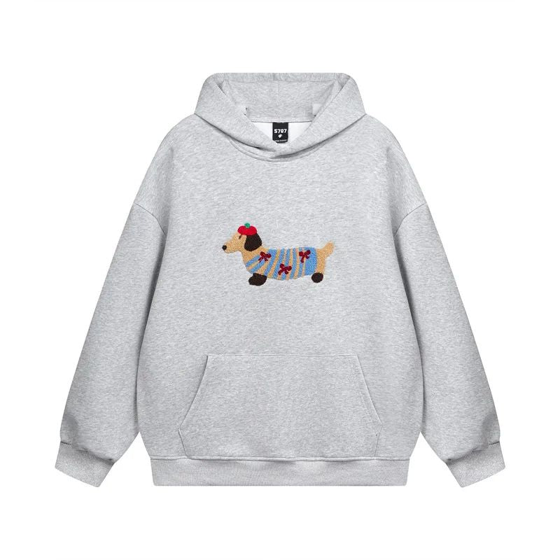 Cozy Pup Hoodie, in grijs, met geborduurde teckel in een kleurrijke trui, perfect voor koude winterdagen en feestelijke momenten