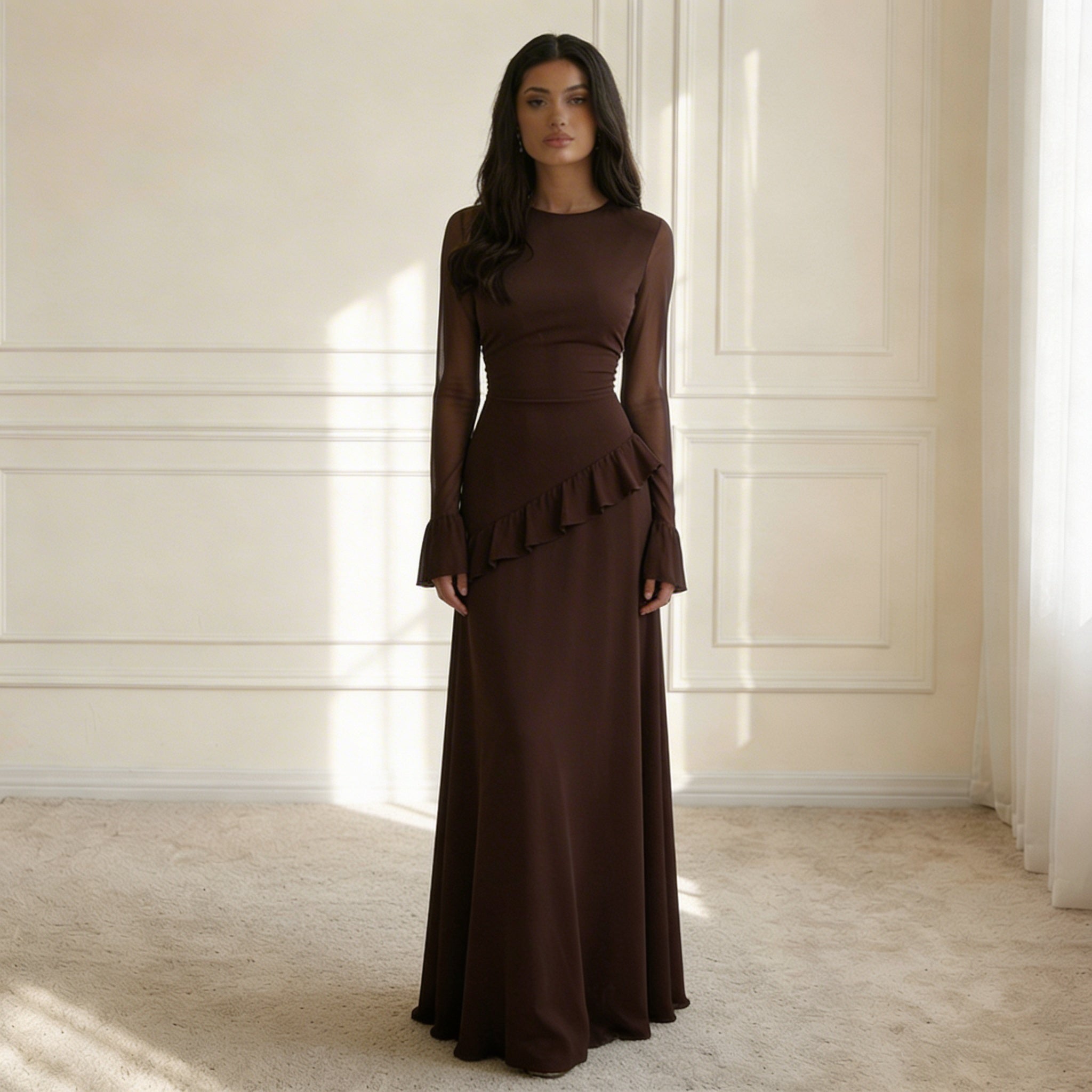 bruine maxi jurk met aansluitende taille en flare mouwen dames