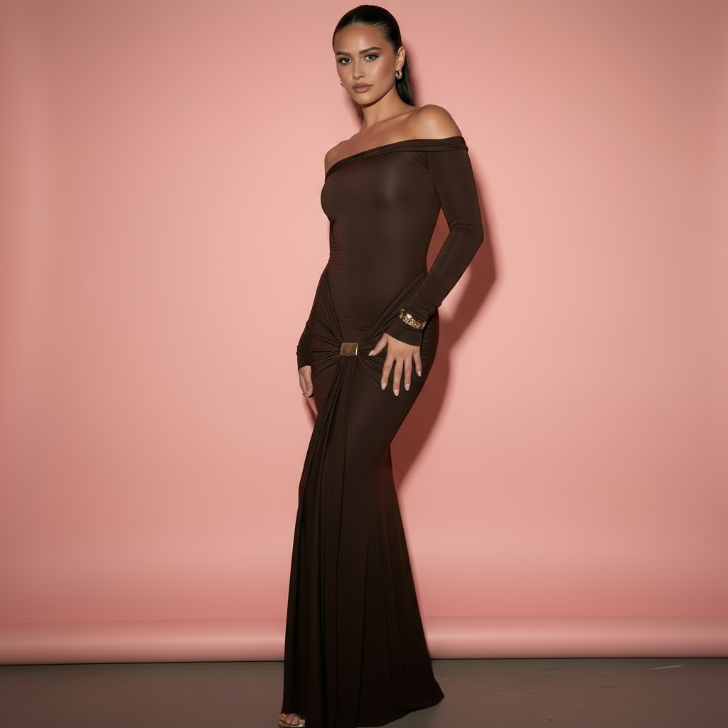 Majestic Allure | Robe maxi épaules dénudées avec drapé et détail luxueux