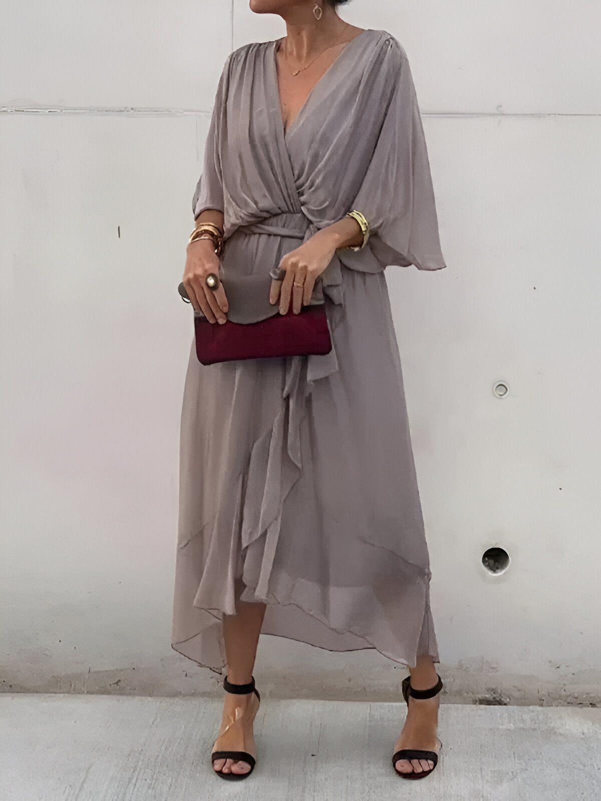 taupe damesjurk met wikkellook en soepel vallende stof