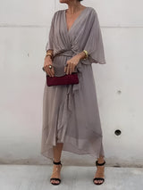 taupe damesjurk met wikkellook en soepel vallende stof