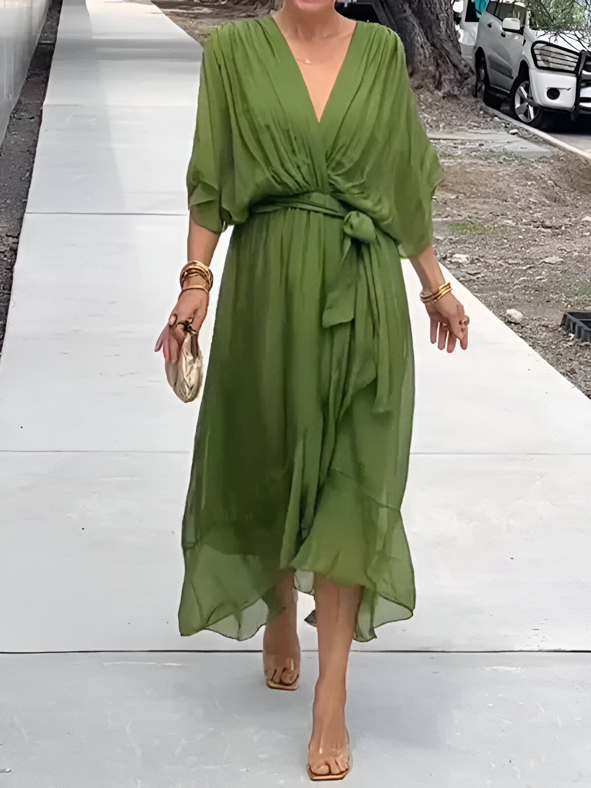 groene midi jurk met v-hals en strikceintuur, vrouwelijk model