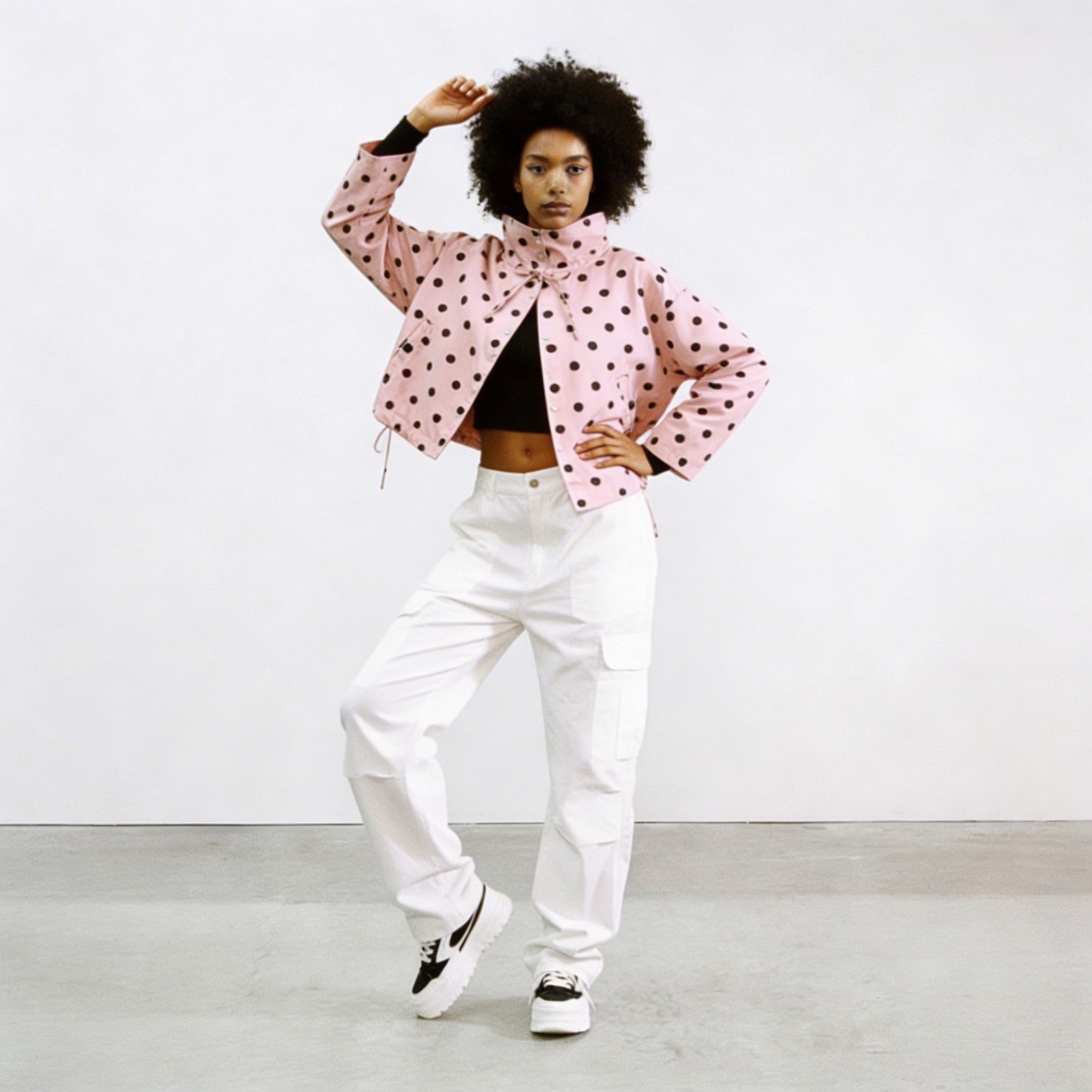 trendy roze polkadot jas met hoge kraag dames