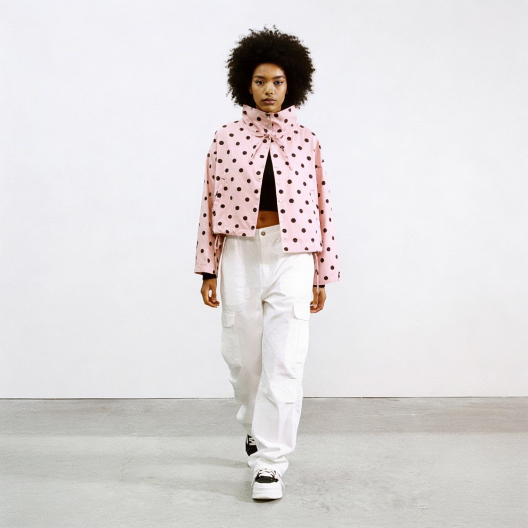 roze polkadot jacket met zwarte stippen en hoge kraag dames