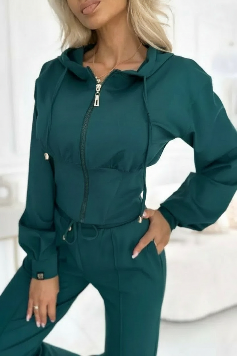 close-up van donkergroene cropped hoodie met rits