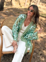groene pailletten kimono gecombineerd met flared broek en zonnebril