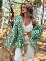 close-up van groene kimono met grote pailletten en witte outfit
