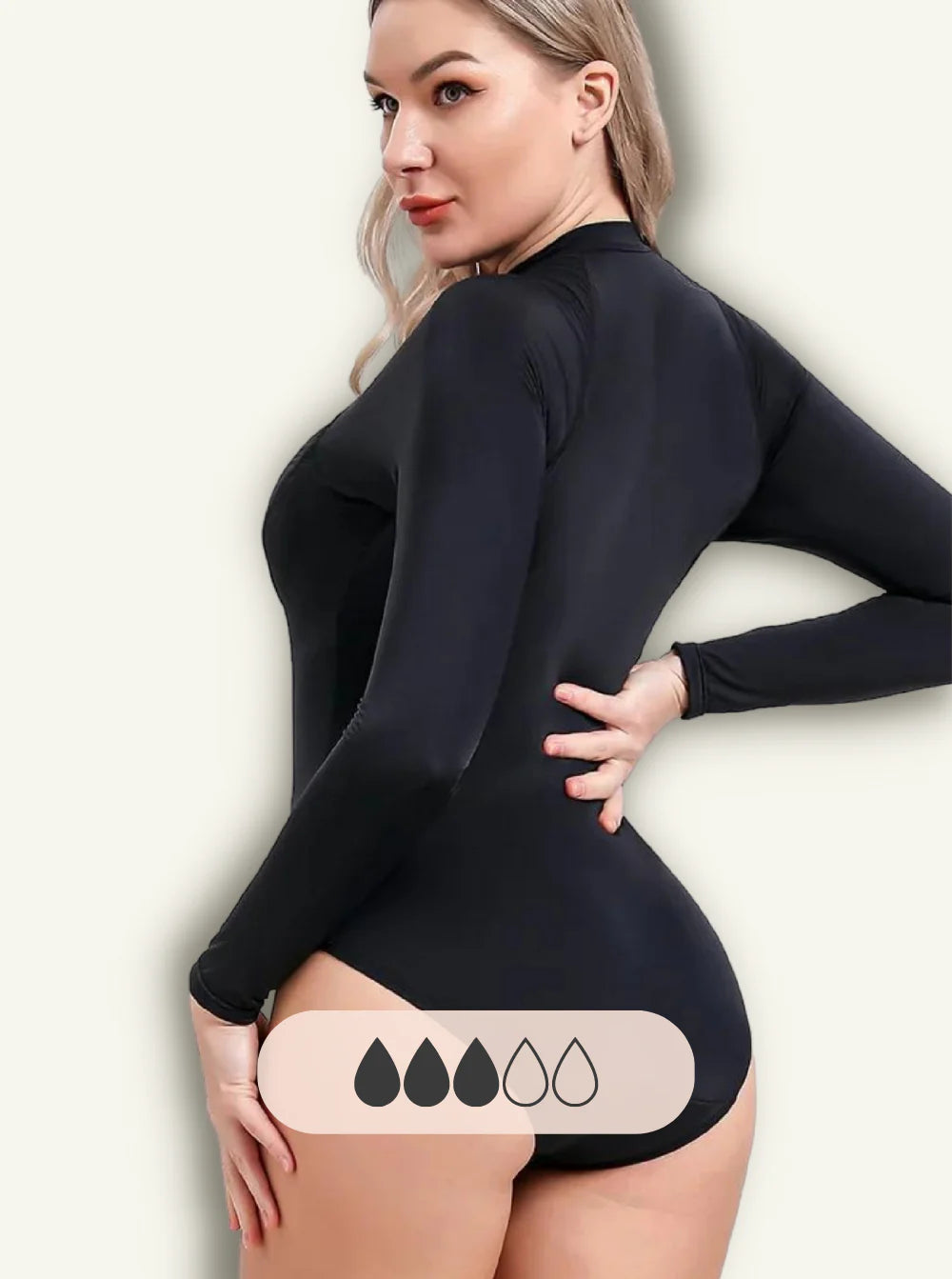 zijkant van vrouw in menstruatieproof badpak met ronde hals en lange mouwen
