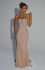 nude strass avondjurk met fishtail en dunne bandjes