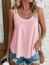 Luchtige roze zomertop met romantische broderie-afwerking