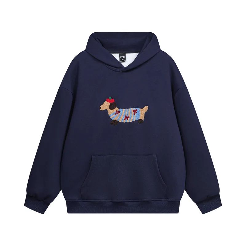 Cozy Pup Hoodie, in marineblauw, met geborduurde teckel in een kleurrijke trui, perfect voor koude winterdagen en feestelijke momenten