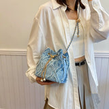 lichtblauwe denim bucket bag met rafels en pareldetail