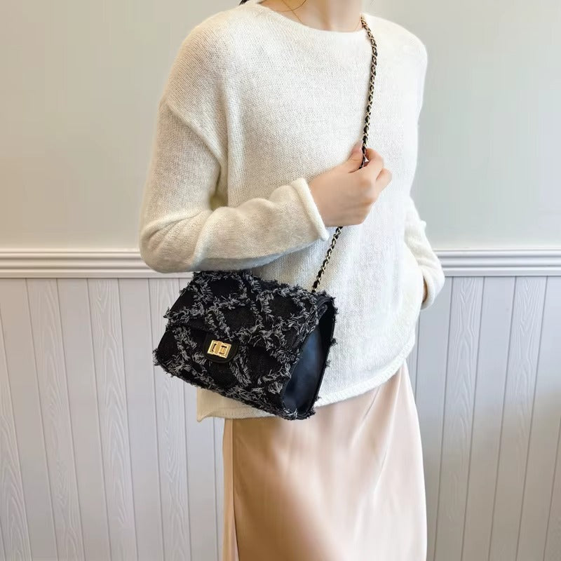 zwarte denim-look tas met kettinghengsel