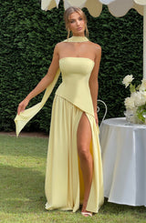Strapless pastelgele jurk met hoge split