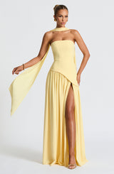 Elegant strapless zomerjurk in pastelgeel
