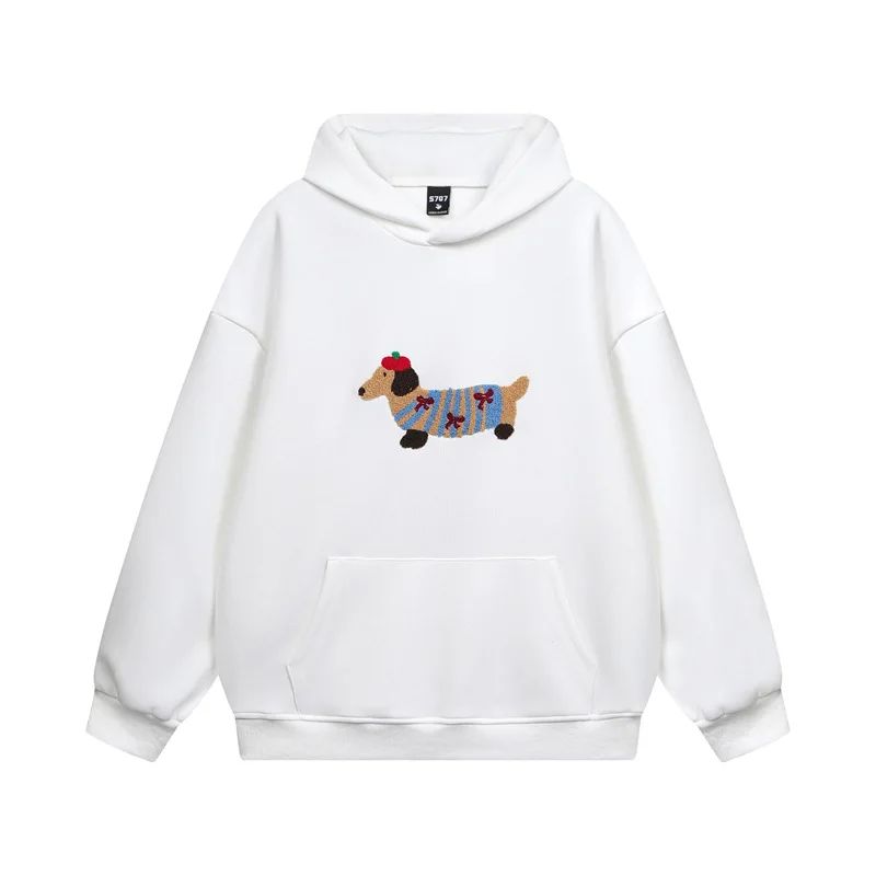 Cozy Pup Hoodie, in wit,  met geborduurde teckel in een kleurrijke trui, perfect voor koude winterdagen en feestelijke momenten