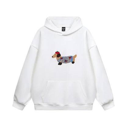 Cozy Pup Hoodie, in wit,  met geborduurde teckel in een kleurrijke trui, perfect voor koude winterdagen en feestelijke momenten