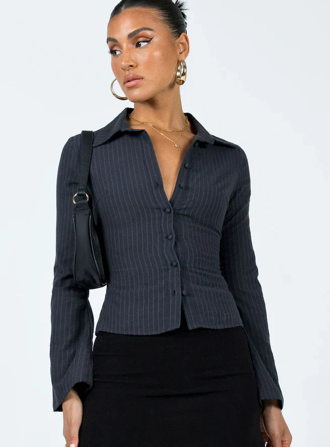 Elegante Onyx Black Vesper Pinstripe Blouse, ideaal voor formele en casual looks.