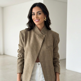 bruine geruite dames blazer met gestructureerde schouders en witte jeans