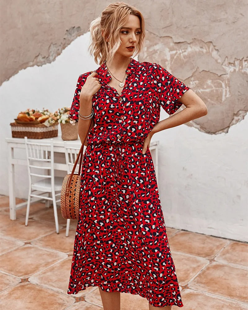 Rode midi zomerjurk met abstracte dierenprint en korte mouwen