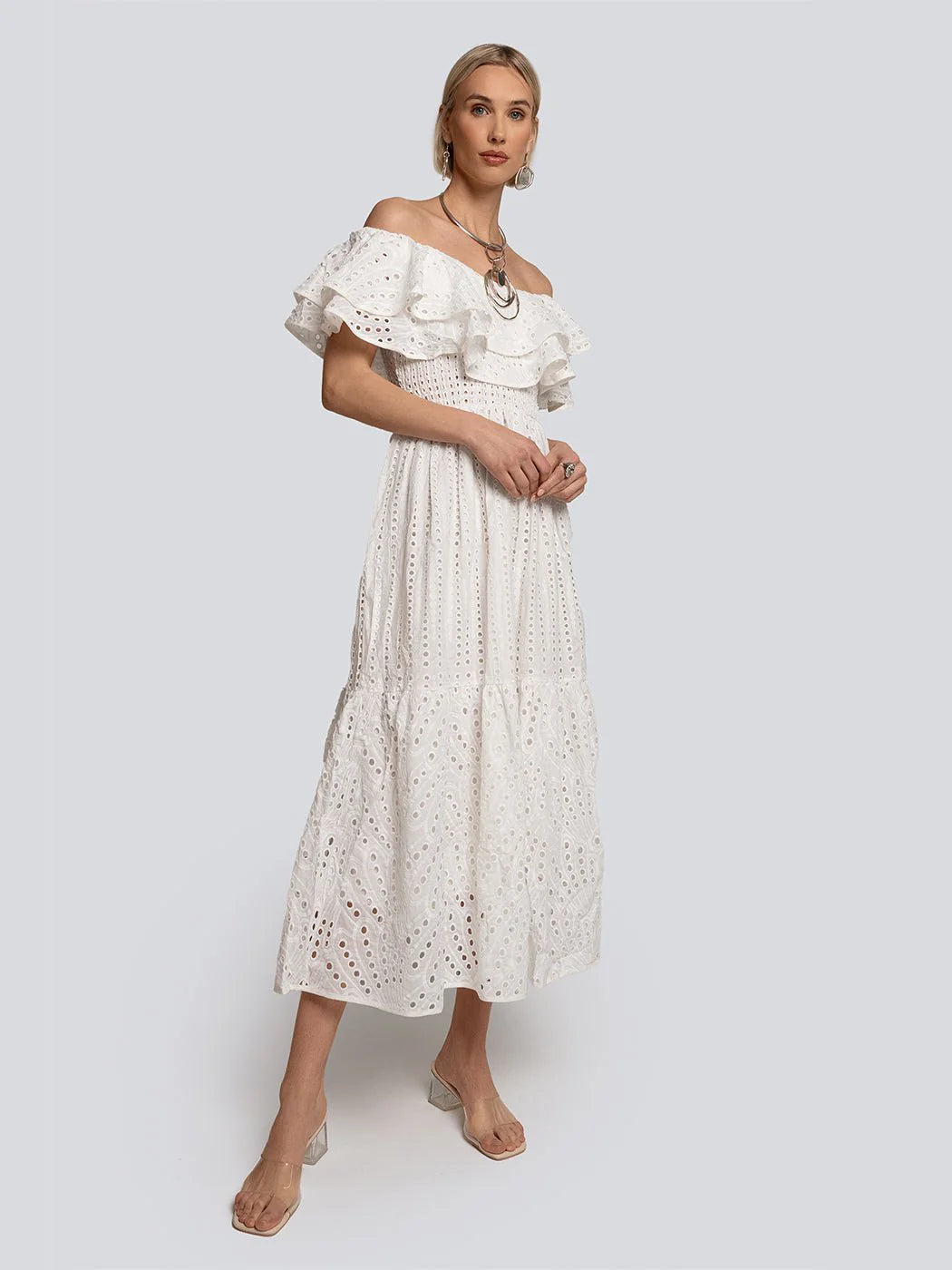 witte broderie jurk off shoulder stijl voor de zomer